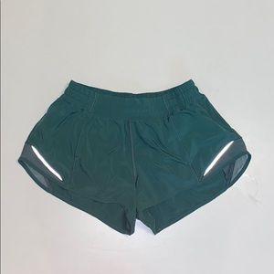 LIKE NEW Lululemon Hotty Hot Shorts 2.5”